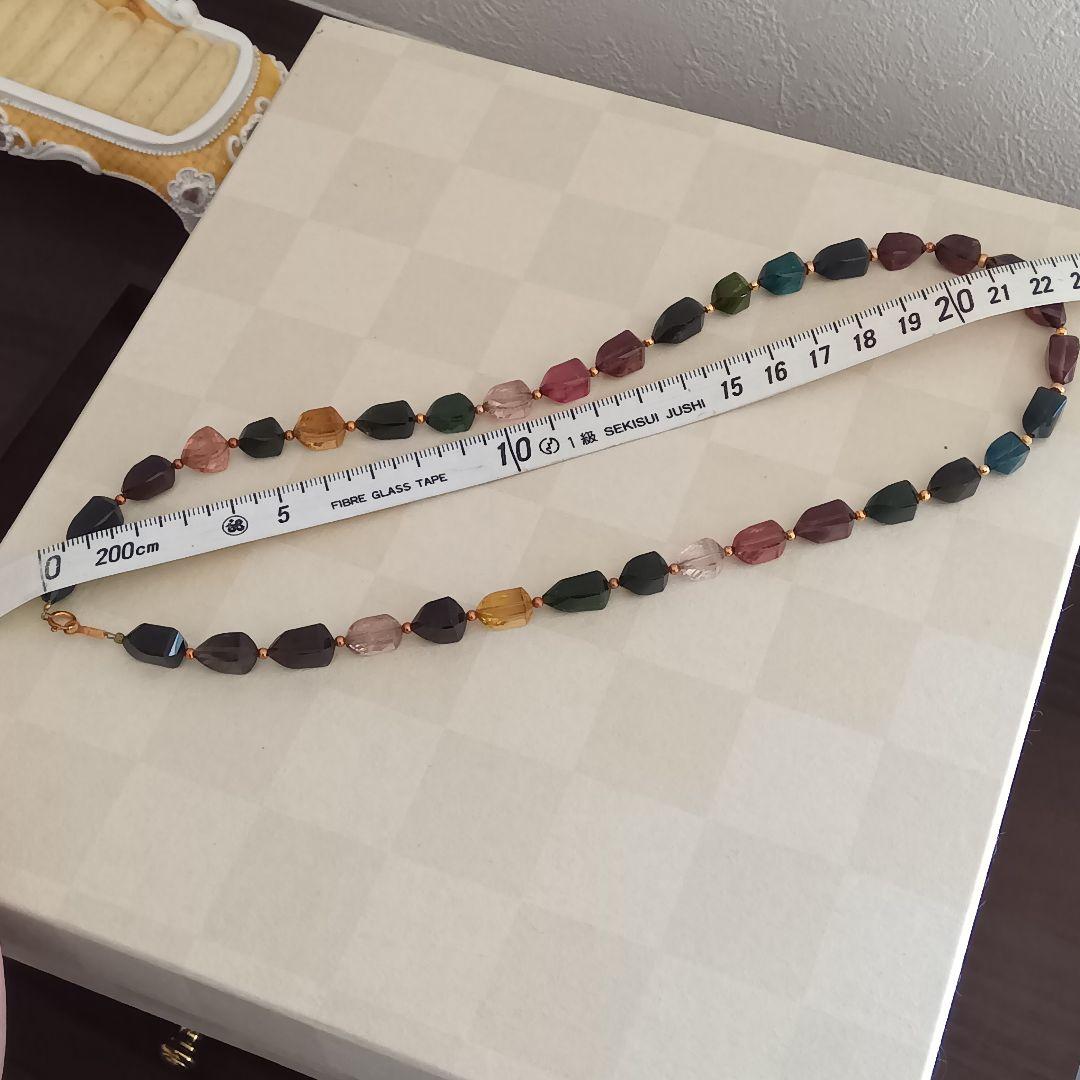 プレートにＫ１８の刻印ある多彩なクリスタルのネックレス