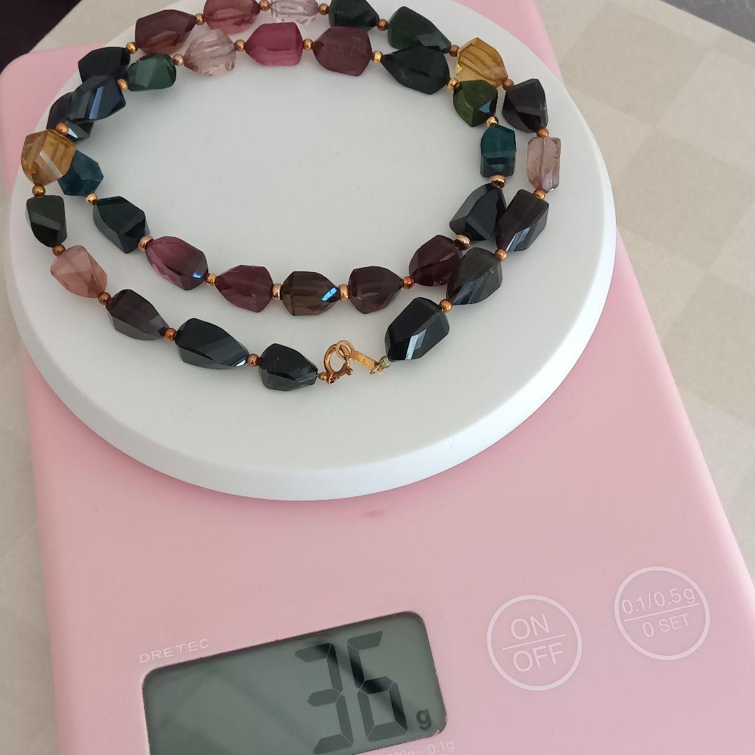 プレートにＫ１８の刻印ある多彩なクリスタルのネックレス