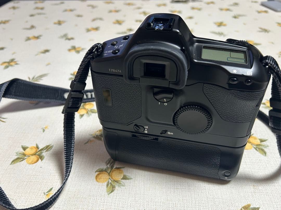 一眼レフカメラ　Canon EOS 1N 説明書、レンズ付き