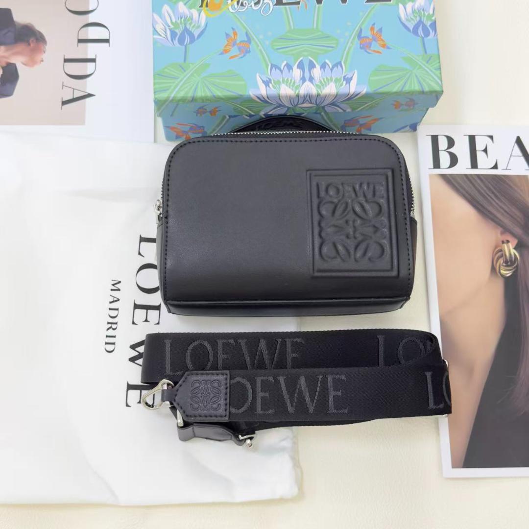 ブラックレザーのメッセンジャーバッグ、ジッパー付きポケット