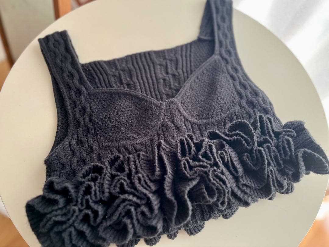 【最終値下げ】ニッティングパターンボリュームフリルニットビスチェ