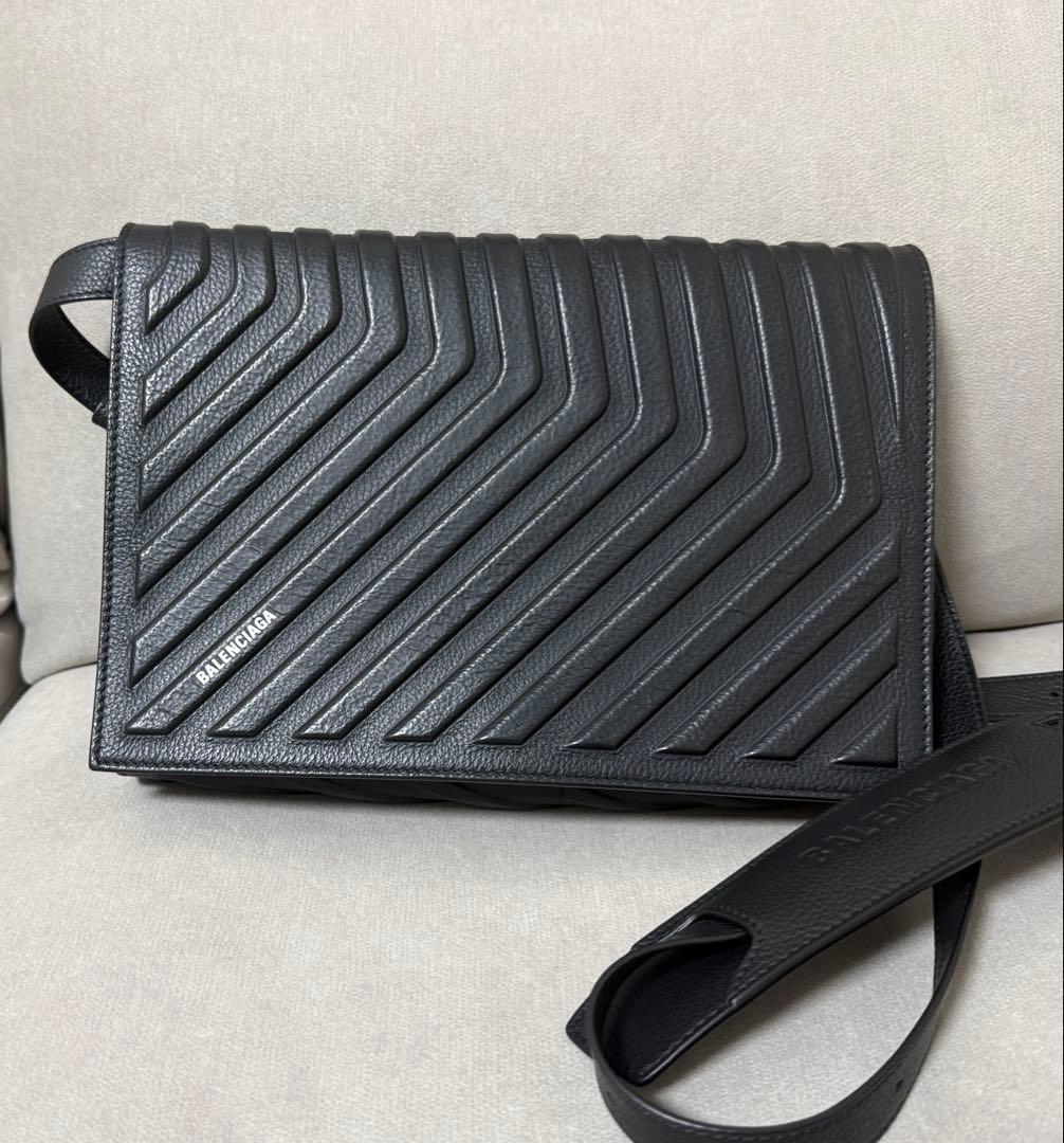 BALENCIAGA ブラック レザー ショルダーバッグ