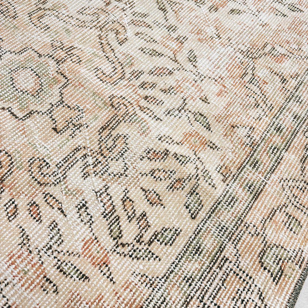 トルコ　ヴィンテージラグ　ベージュ　フローラル