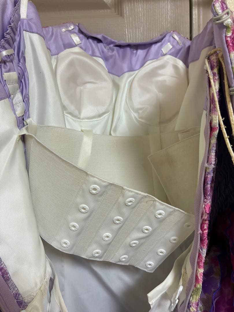 カラードレス 紫 白 フリル　ウェディングドレス　花柄　シュガーケイ？