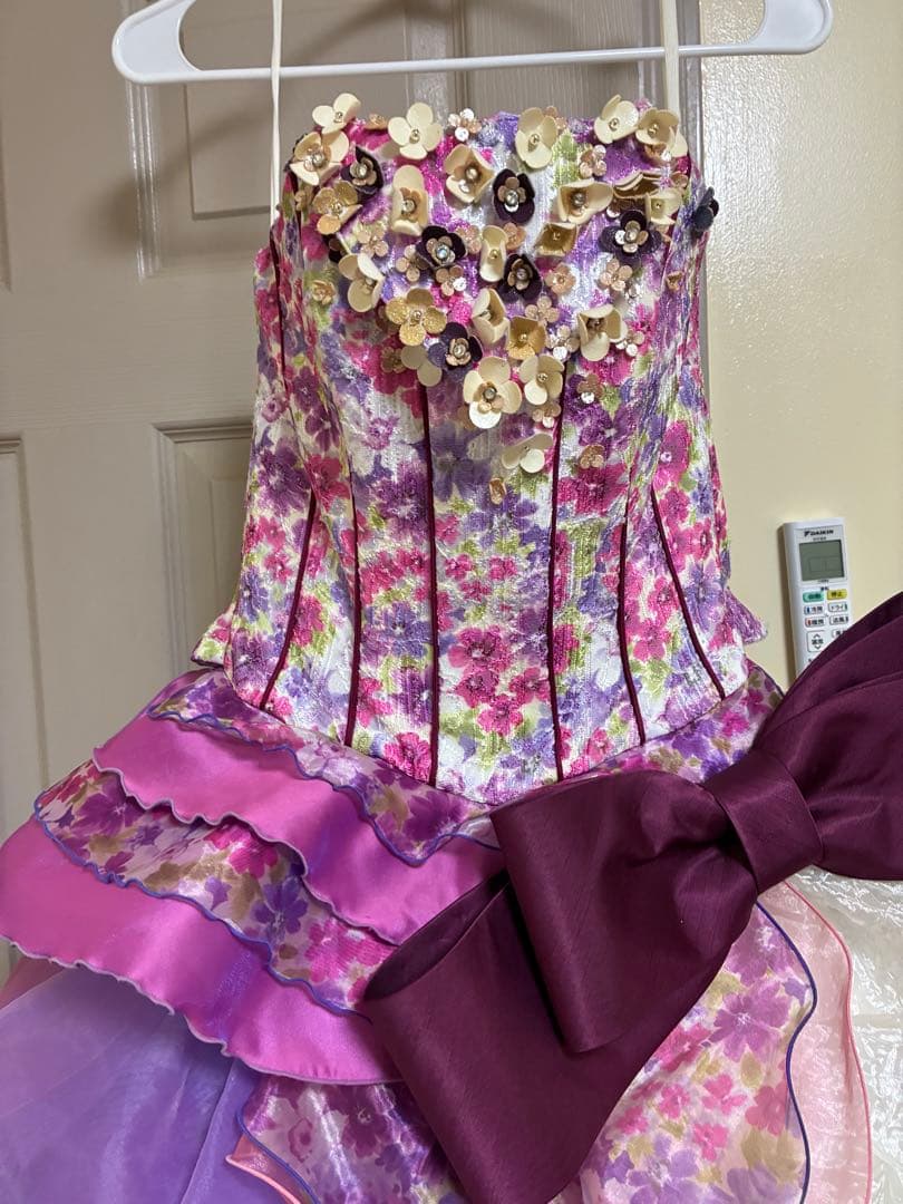 カラードレス 紫 白 フリル　ウェディングドレス　花柄　シュガーケイ？