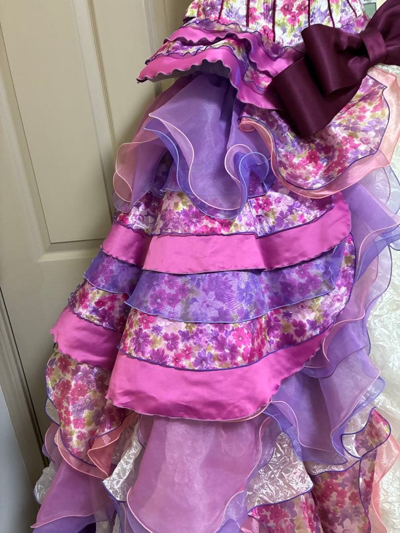 カラードレス 紫 白 フリル　ウェディングドレス　花柄　シュガーケイ？