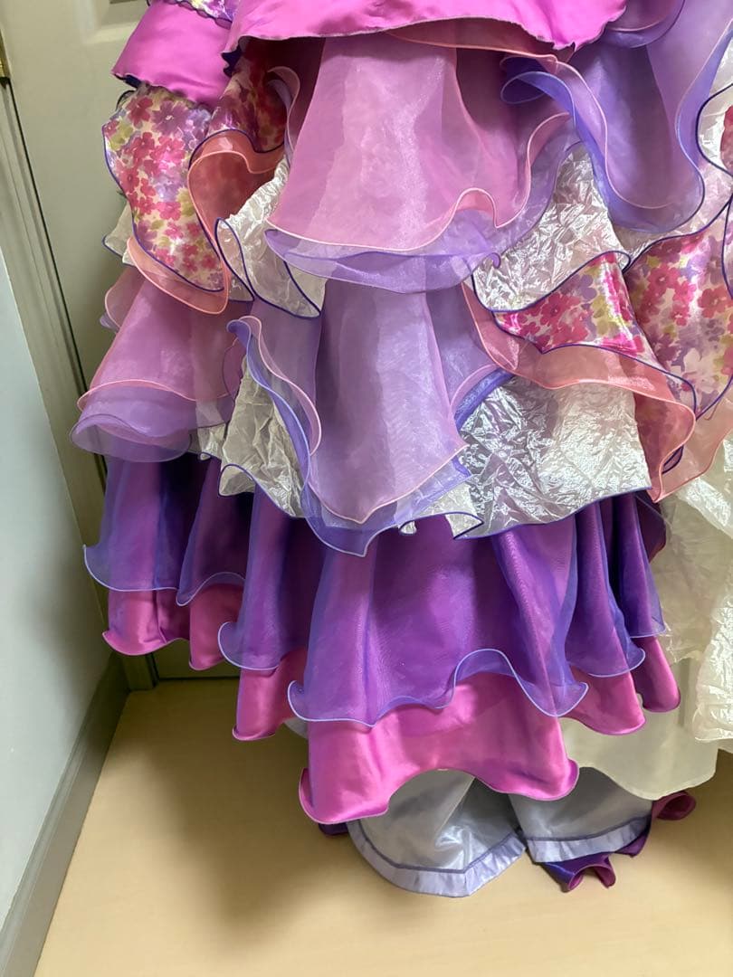 カラードレス 紫 白 フリル　ウェディングドレス　花柄　シュガーケイ？