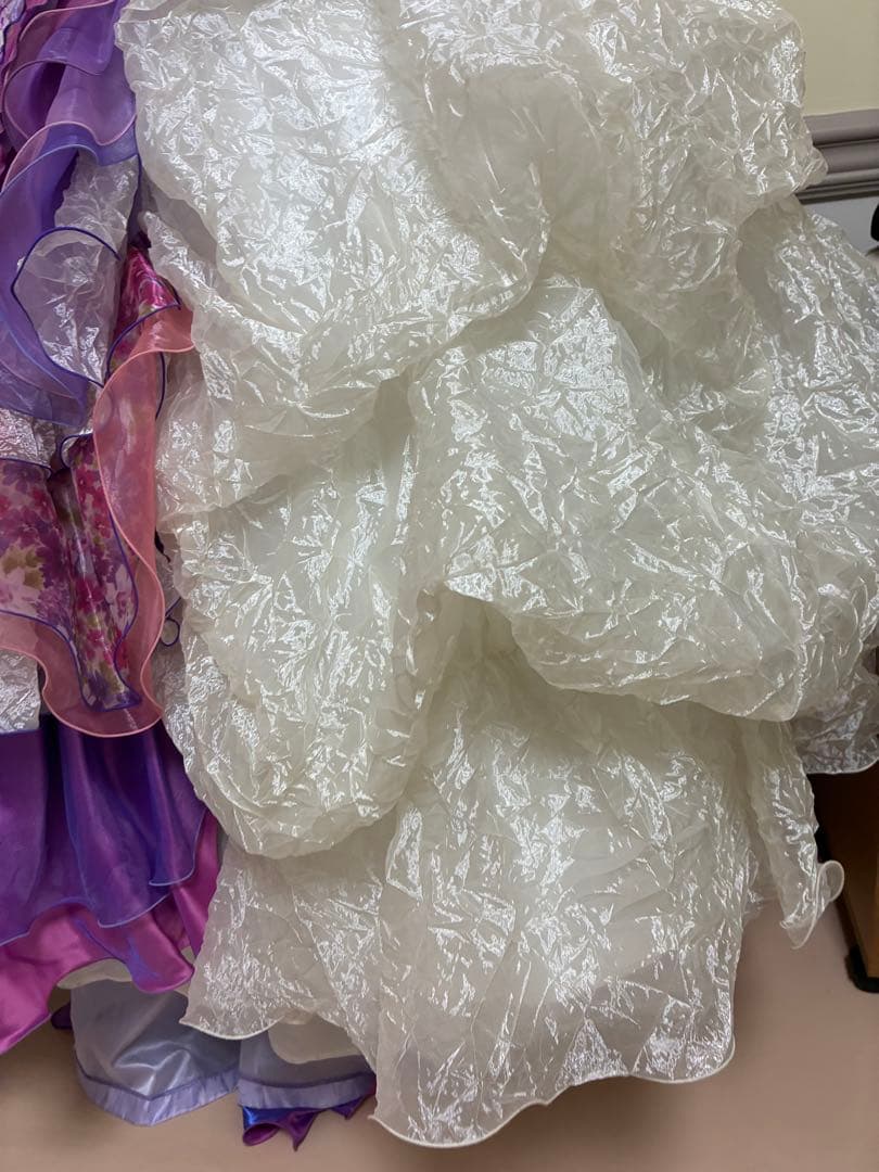 カラードレス 紫 白 フリル　ウェディングドレス　花柄　シュガーケイ？