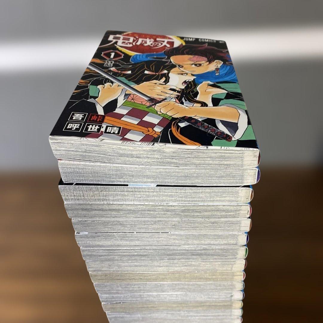 【コンプリート】鬼滅の刃 1〜23全巻+見聞録+外伝＋短編集＋ノベルティ4冊