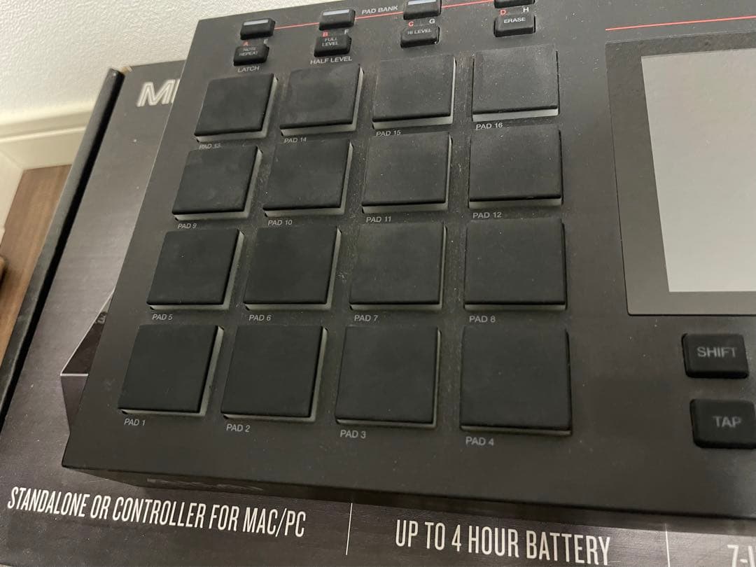AKAI MPC Live MIDIコントローラー