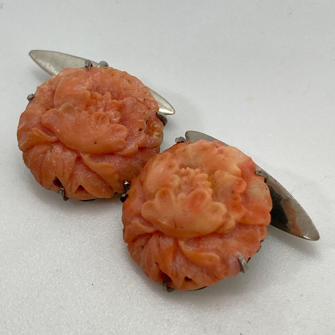 012518アンティーク　彫刻　花　牡丹　桃色珊瑚　カフス