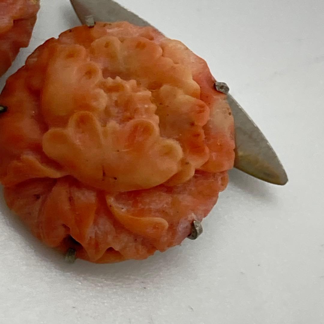 012518アンティーク　彫刻　花　牡丹　桃色珊瑚　カフス