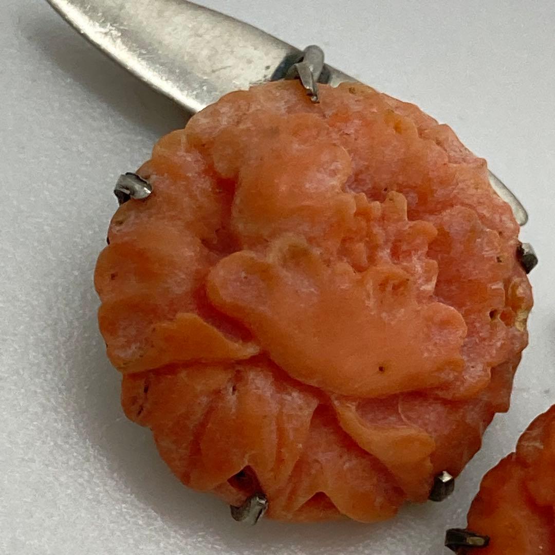 012518アンティーク　彫刻　花　牡丹　桃色珊瑚　カフス