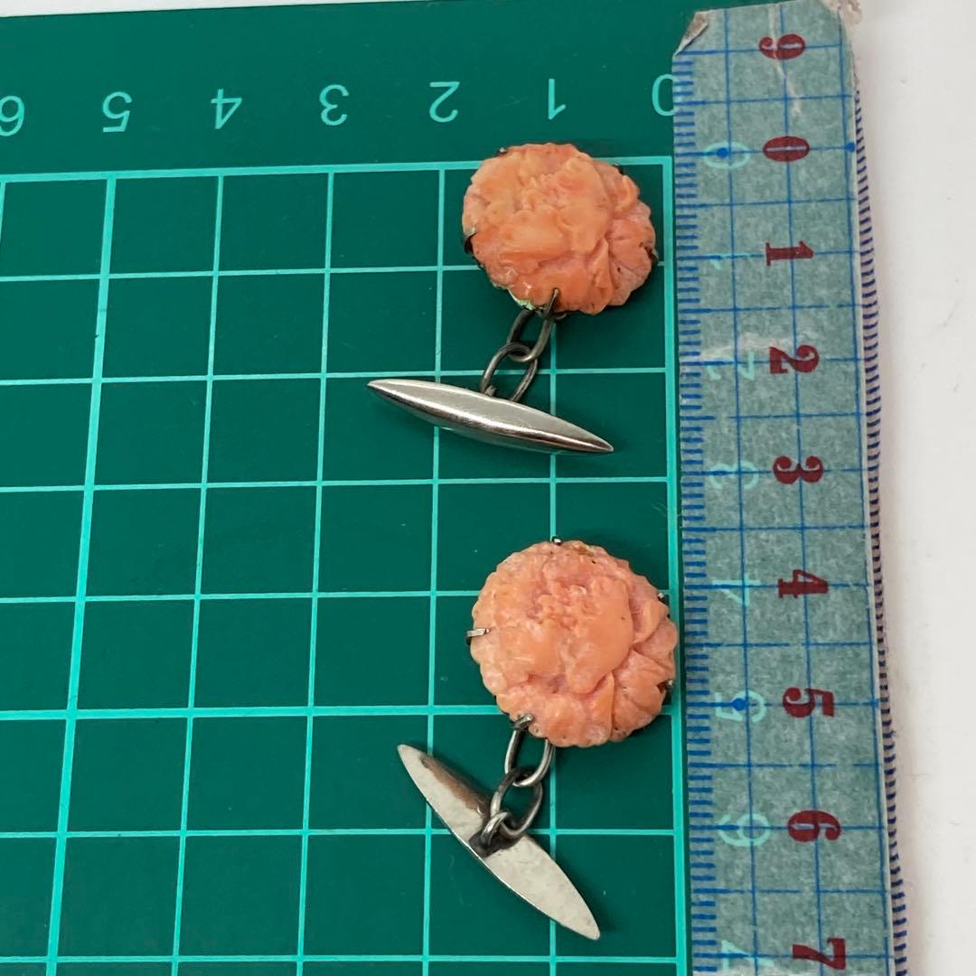 012518アンティーク　彫刻　花　牡丹　桃色珊瑚　カフス