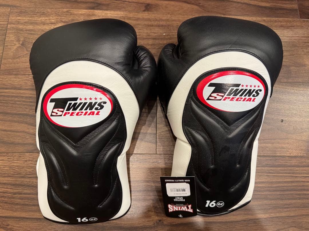 希少新品タグ付き　TWINS SPECIAL ボクシンググローブ 16oz