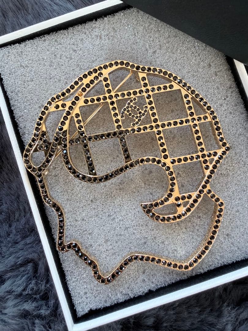 CHANEL ブラックストーン未使用シルエット型ブローチ