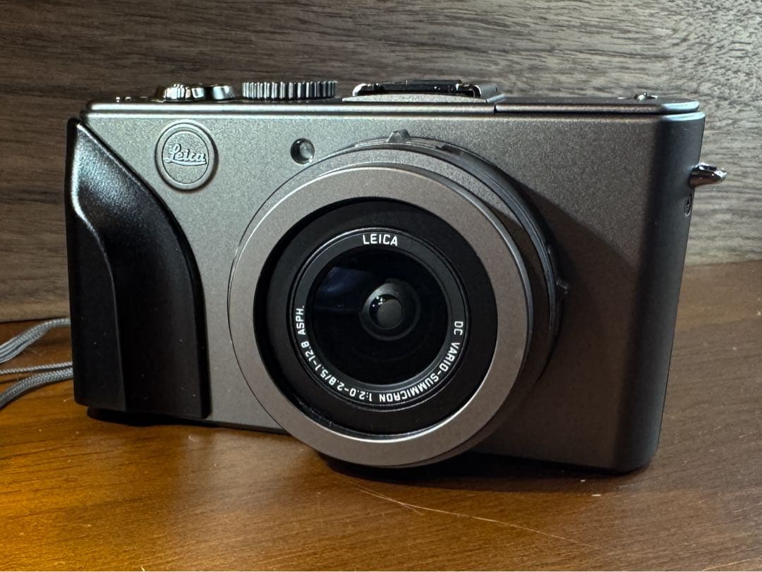 美品ライカ、「D-LUX 4」　チタンカラーの限定モデル