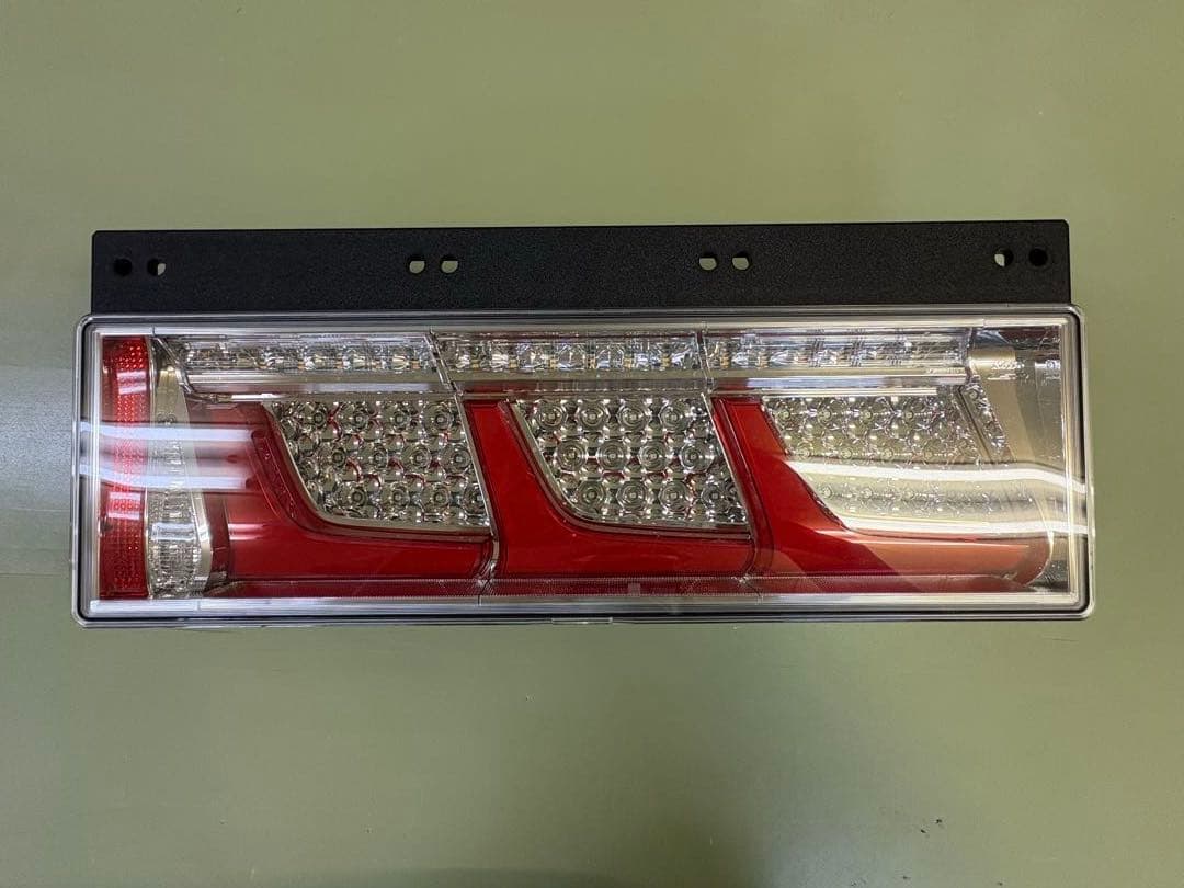 トラック用オールLEDリアコンビネーションランプ3連タイプレッドVer. 左側