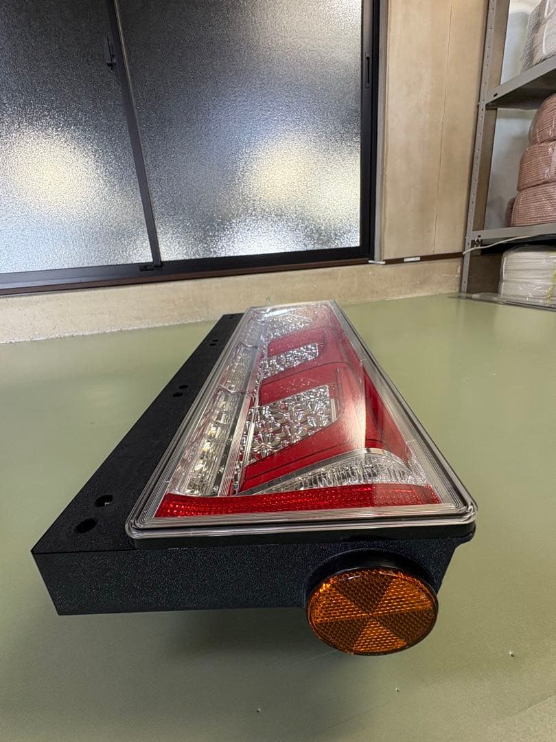 トラック用オールLEDリアコンビネーションランプ3連タイプレッドVer. 左側