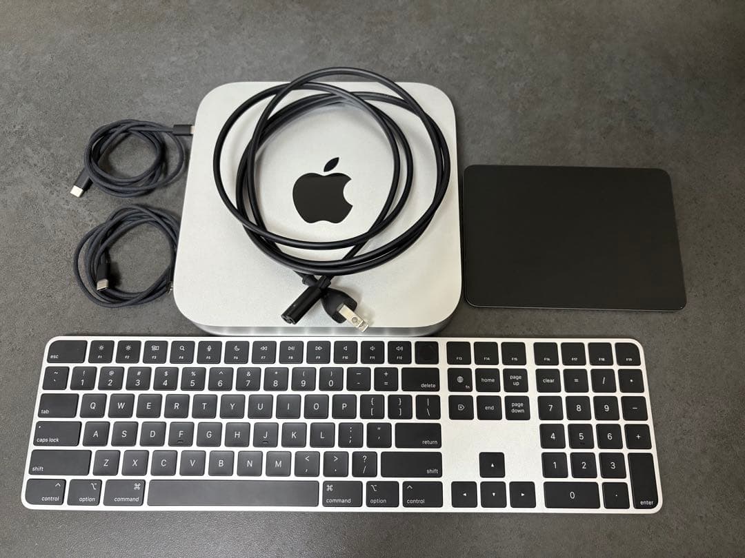 Mac mini、Magic Trackpad、Magic Keyboard