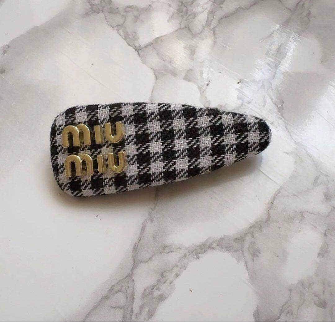 Miu Miu パテントレザーへアクリップ　チェック柄
