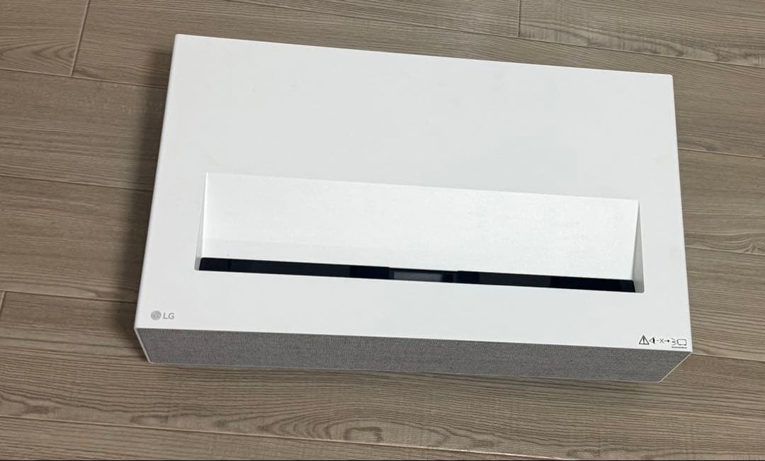 LG 超短焦点 レーザー4Kプロジェクター HU715QW