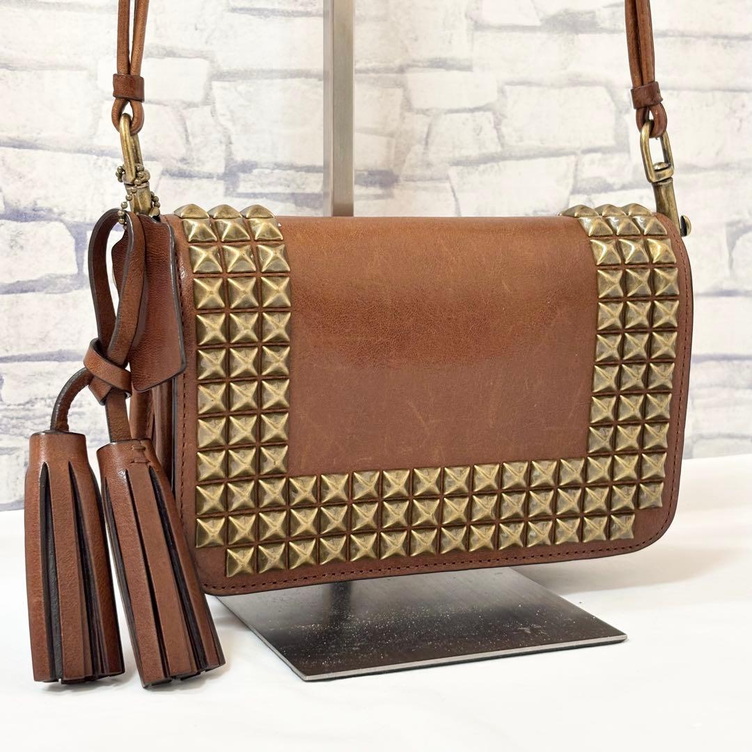 COACH・レザー ゴールドスタッズ ショルダーバッグ斜め掛け ブラウン系