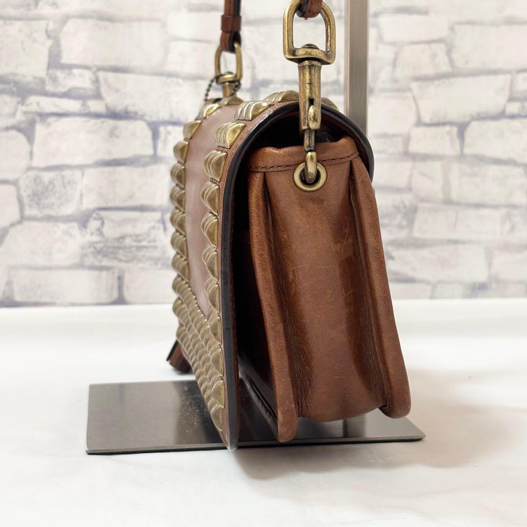 COACH・レザー ゴールドスタッズ ショルダーバッグ斜め掛け ブラウン系