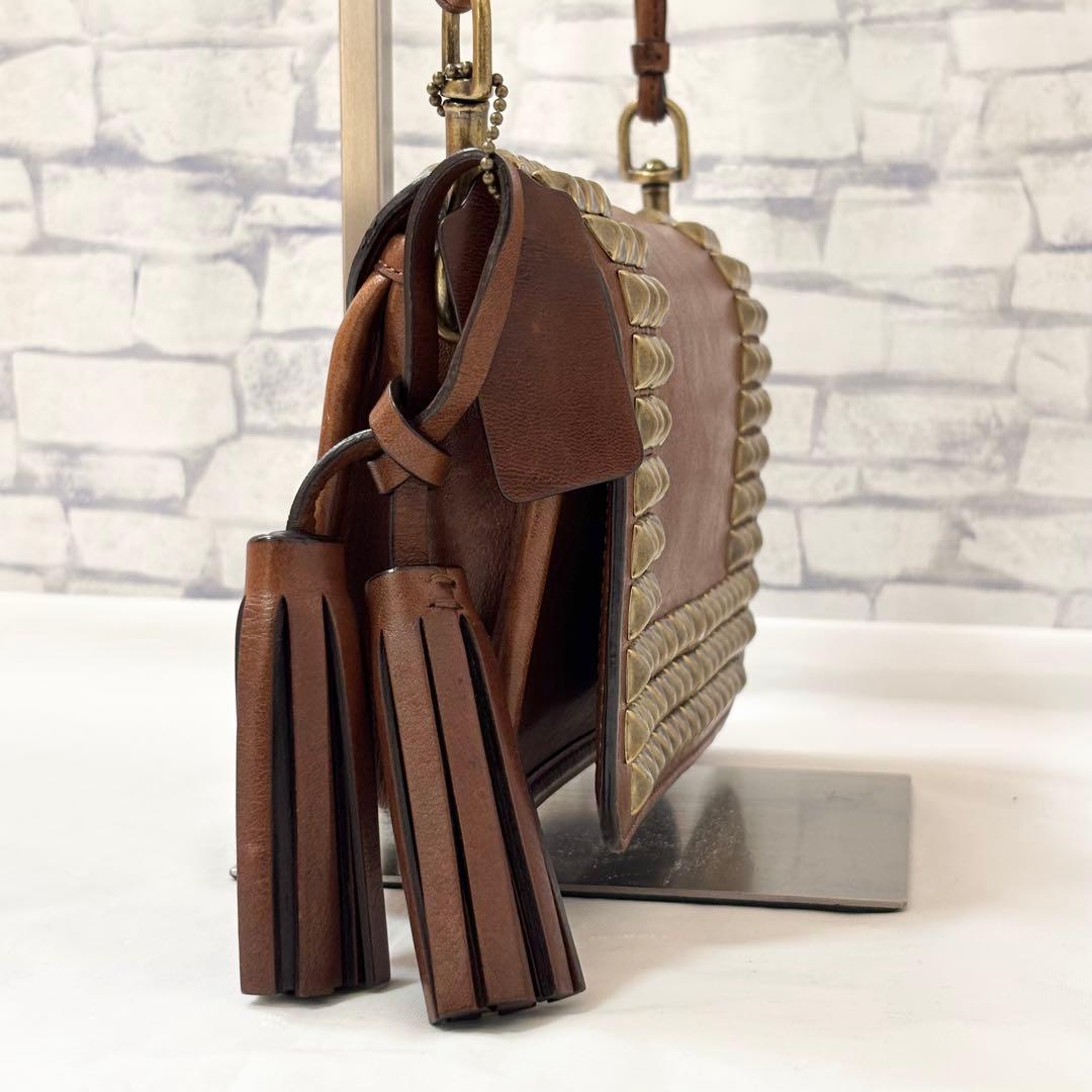 COACH・レザー ゴールドスタッズ ショルダーバッグ斜め掛け ブラウン系