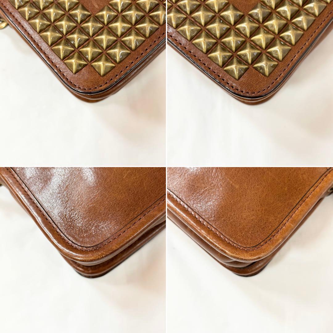 COACH・レザー ゴールドスタッズ ショルダーバッグ斜め掛け ブラウン系