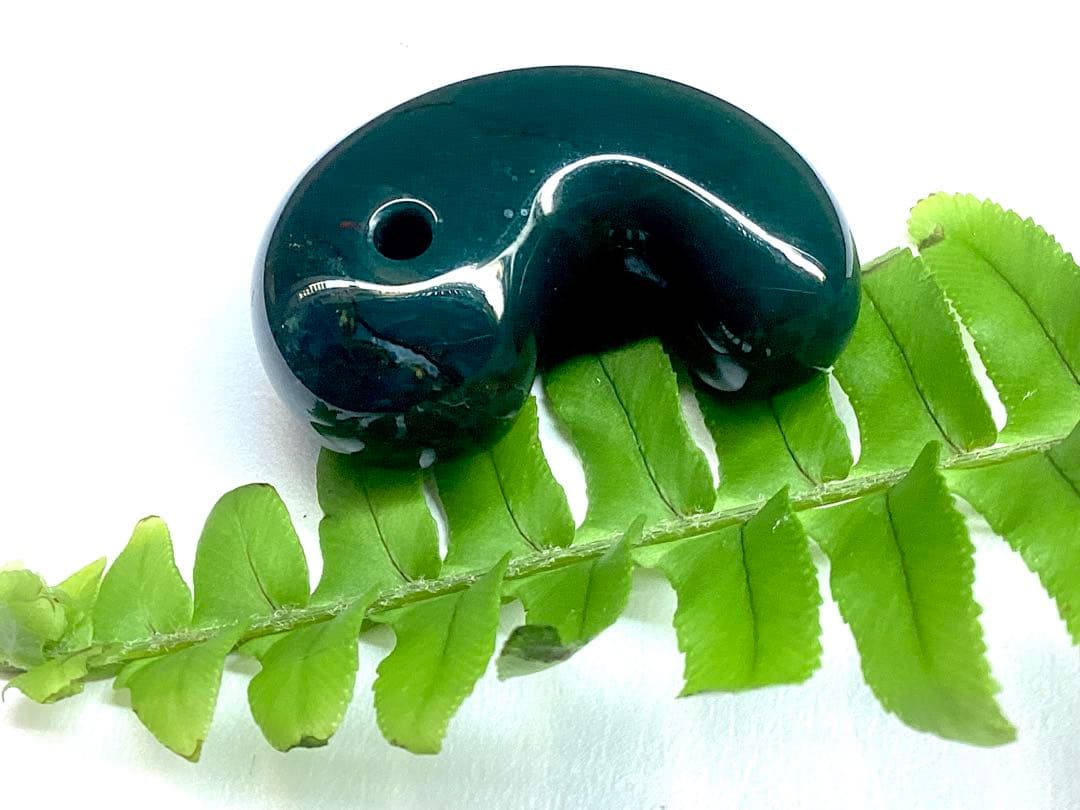 神宿る【 出雲石(青緑色の碧玉) 】島根県花仙山瑪瑙　青瑪瑙　出雲型勾玉　鑑別