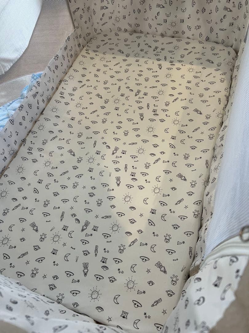 折りたためて添い寝できるベビーベッド