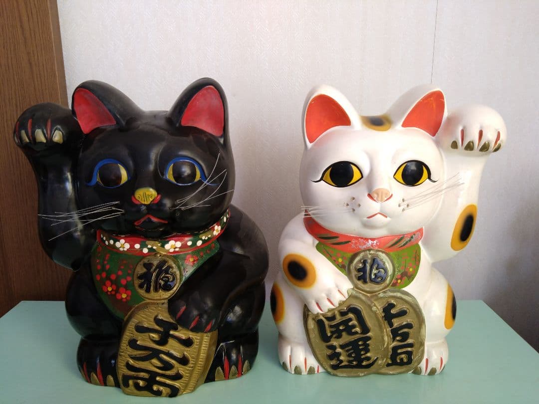 まねきねこ　白ネコ＆黒ネコ　陶器製 約33cmのビッグサイズ　中古品