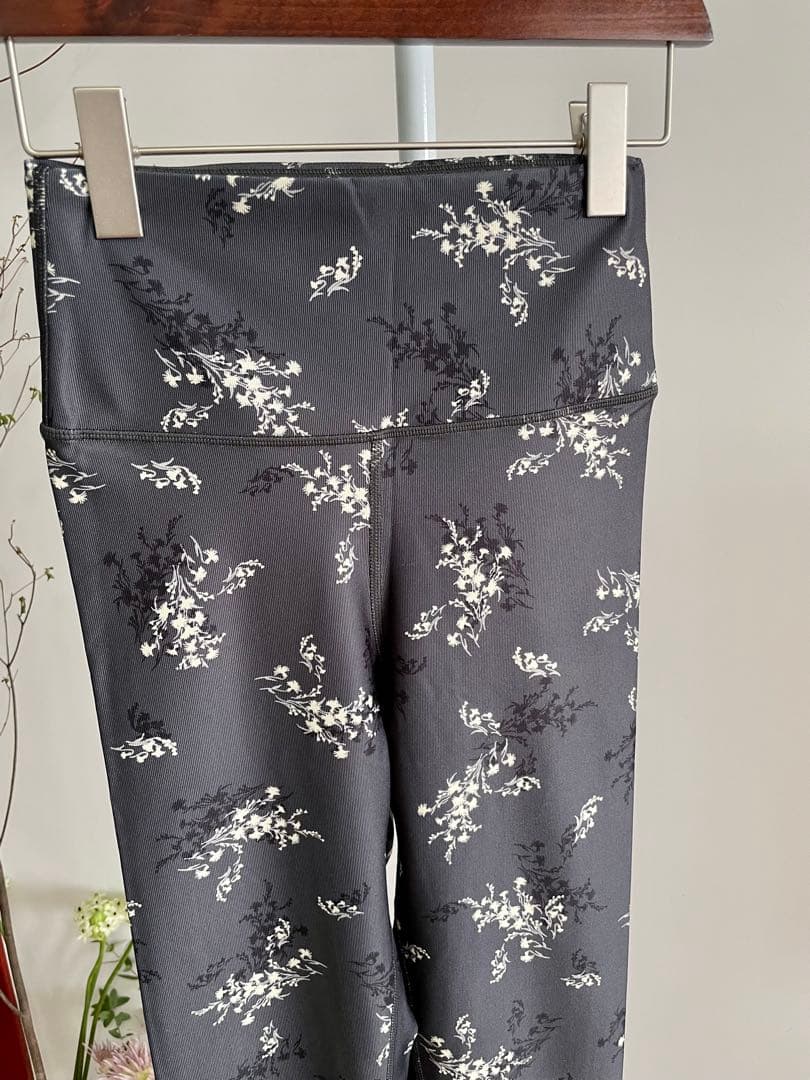 エミヨガ新品2点セット❗️限定リトルフラワーレギンス&サスティナレッチプルオーバー