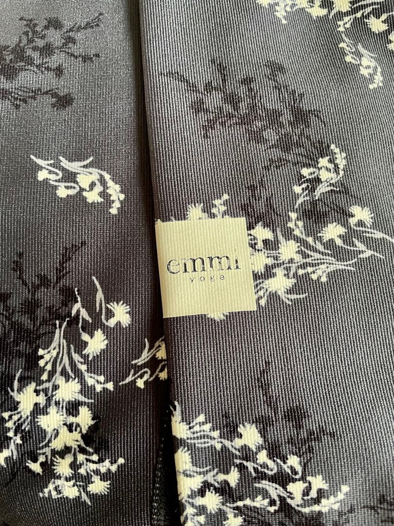エミヨガ新品2点セット❗️限定リトルフラワーレギンス&サスティナレッチプルオーバー