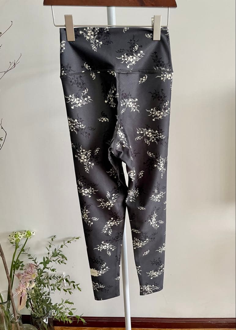 エミヨガ新品2点セット❗️限定リトルフラワーレギンス&サスティナレッチプルオーバー