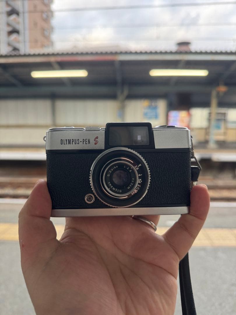 OLYMPUS PEN S – 半世紀前の名機で、日常をエモく切り取る一台