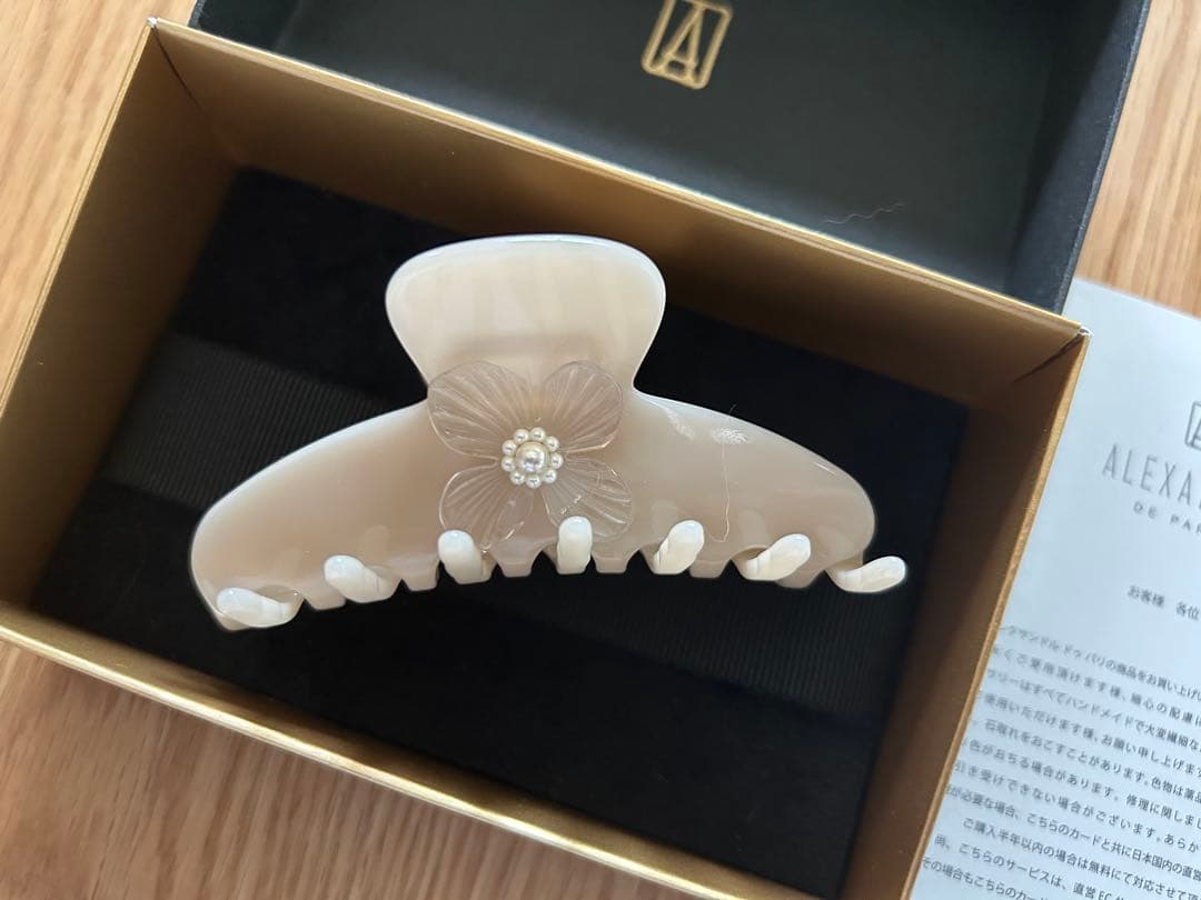 夏蜜柑さま専用　新品同様 アレクサンドルドゥパリ パールの花びらがかわいい