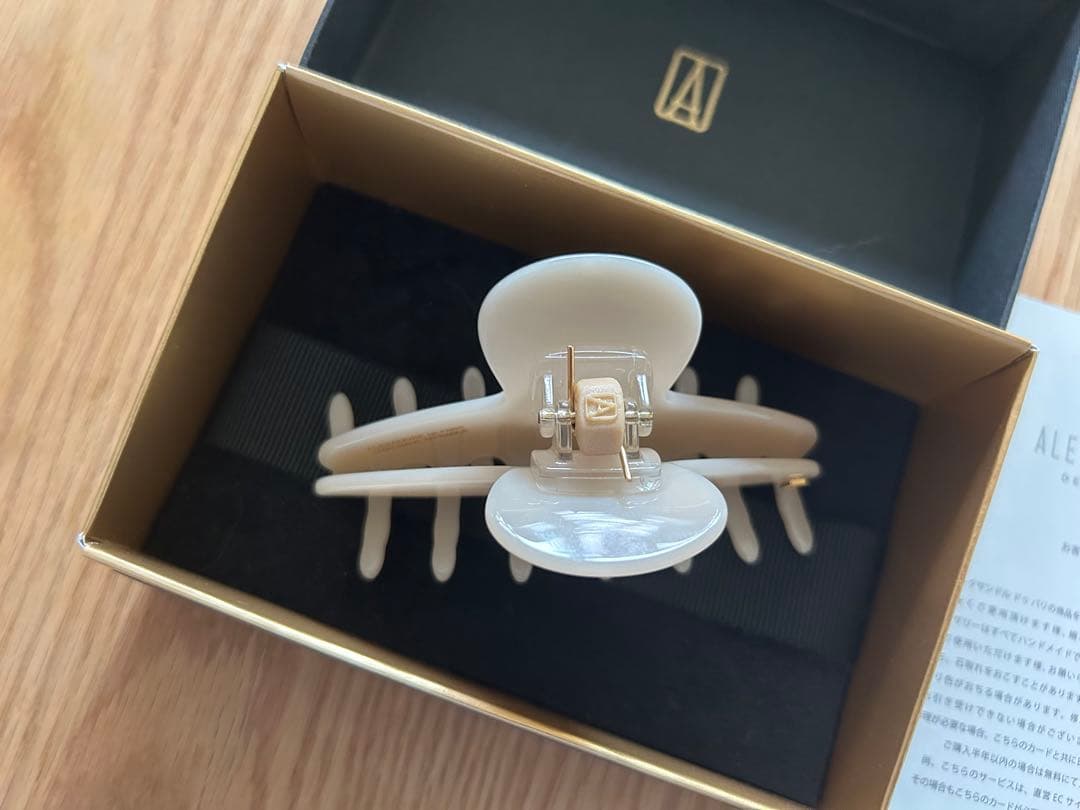 夏蜜柑さま専用　新品同様 アレクサンドルドゥパリ パールの花びらがかわいい