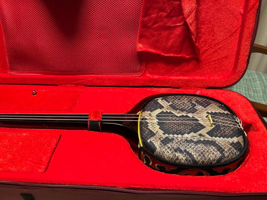 三線 ヘビ柄 赤いケース付き
