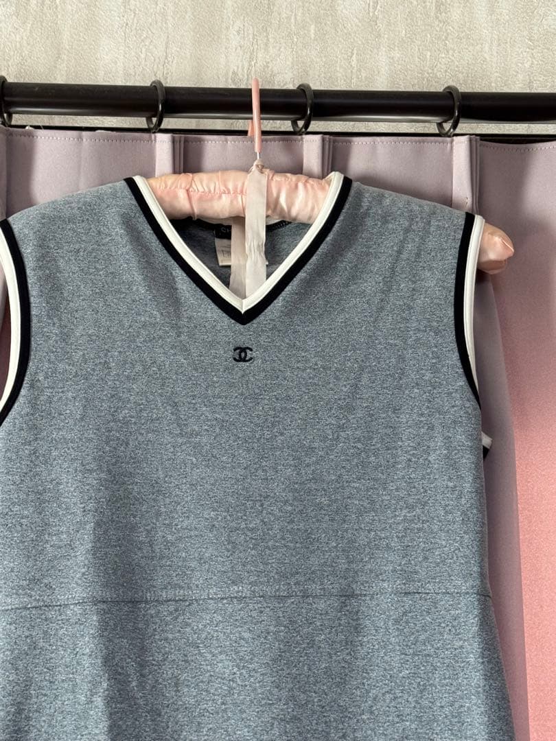 CHANEL グレー ノースリーブ Vネック ワンピース