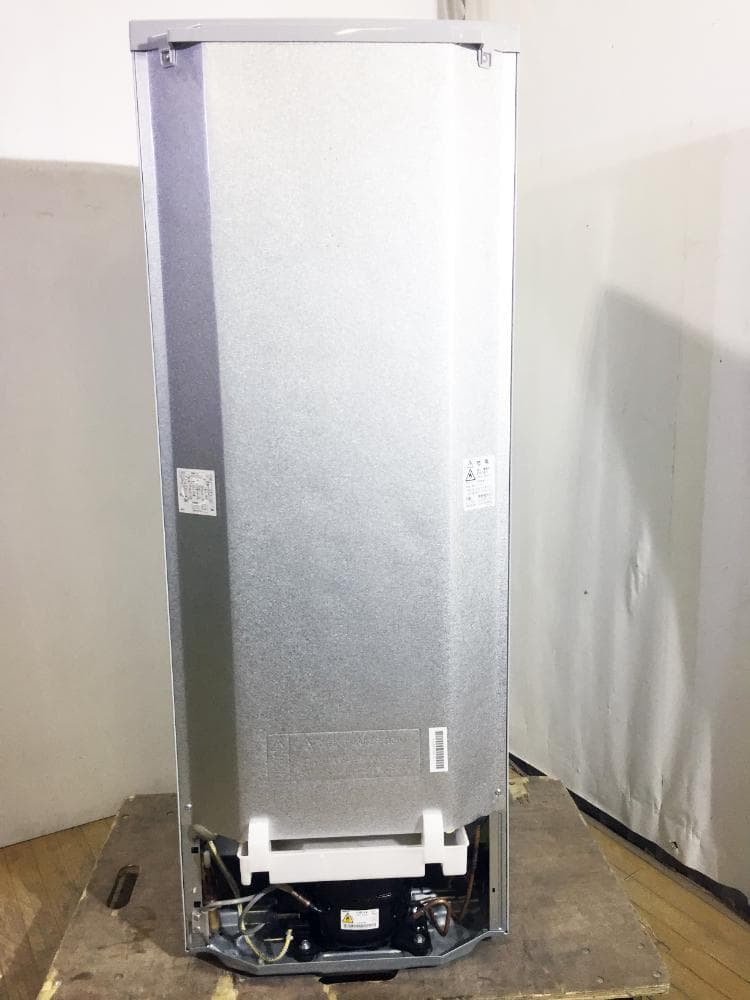 玄関前SHARP 167L 冷蔵庫【SJ-D17D-S】E4AO