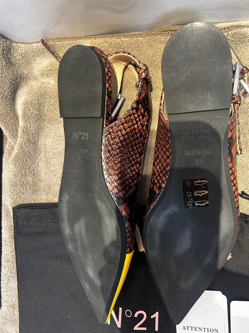 N°21 イエローポインテッドトゥフラットシューズ　37