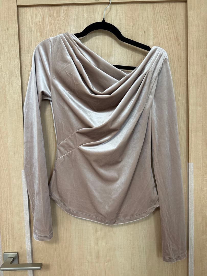 poláura グロッシーベロアドレープトップス