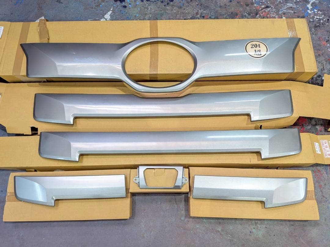 corocoro-chan1029 日野純正グリルパーツ　現行17