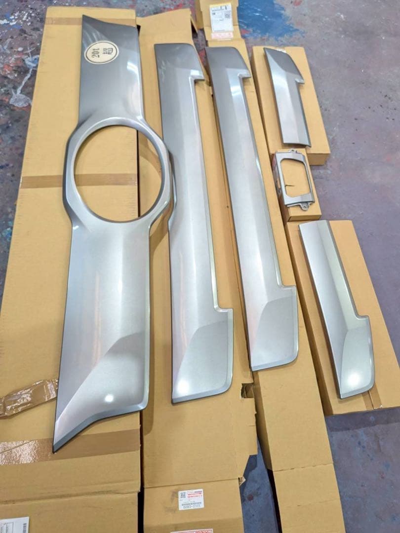 corocoro-chan1029 日野純正グリルパーツ　現行17