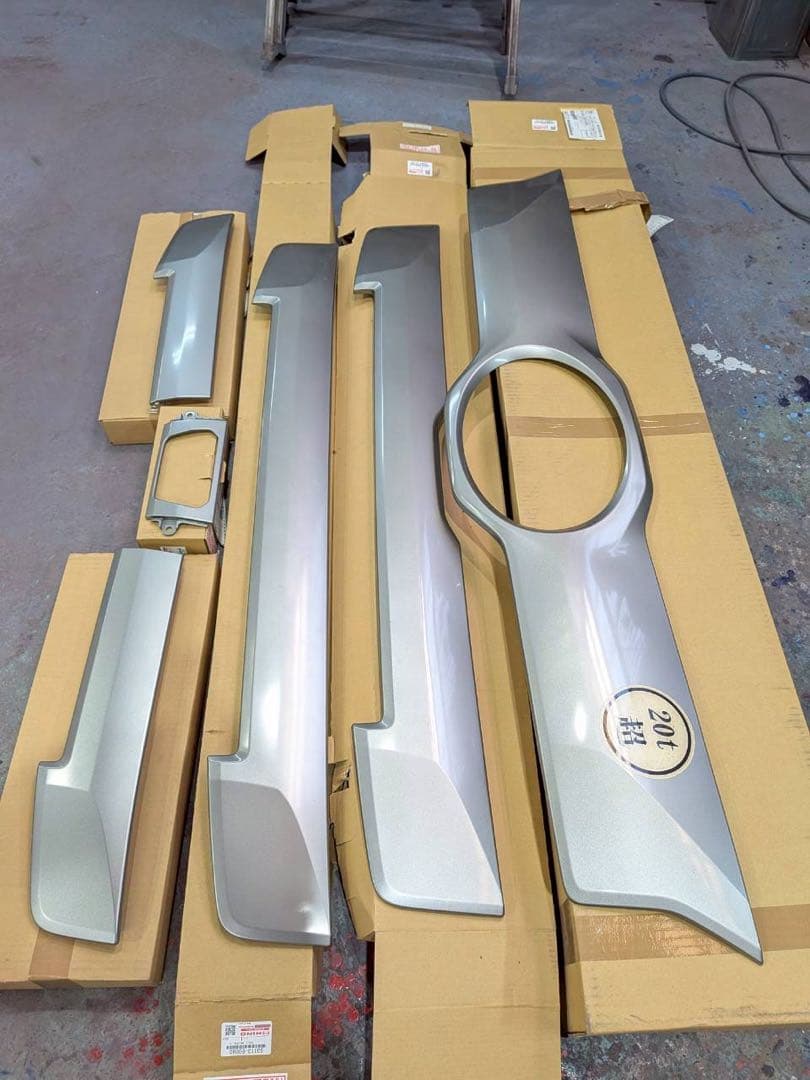 corocoro-chan1029 日野純正グリルパーツ　現行17