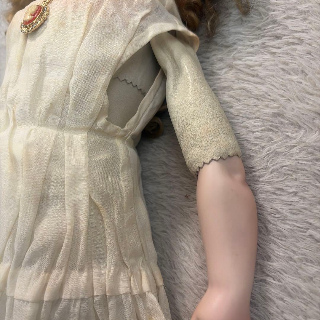 緑色のドレスと帽子の人形