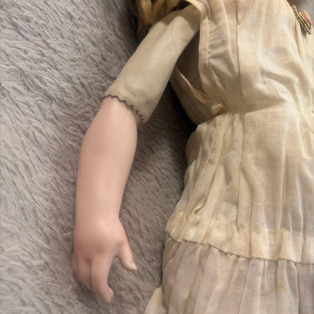 緑色のドレスと帽子の人形