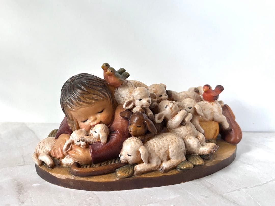 アンリ人形　Shepherd lying with lambs nativity
